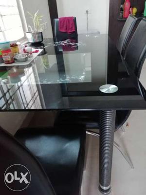 6 seat dinning table with 1 leg fracture