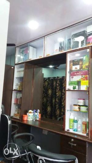 Fully Furnished ladies beauty parlour selling.