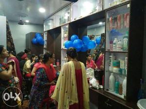 Fully furnished beauty parlour for sale. contact