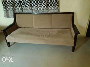 This sofa is in good condition but i have to sale