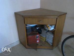 Tv corner table in gud condition