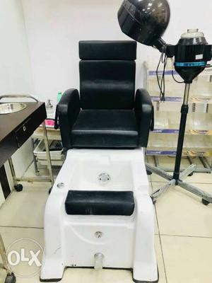 White And Black Leather Salon Chair