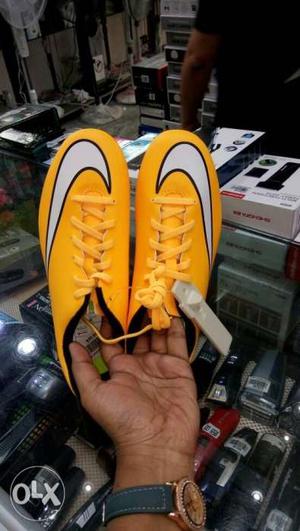 It is a new mercurial nike boot... Size is 6.5