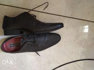 It's not been used..so selling.. red tape shoe