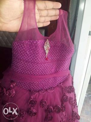 Branded frock for 4 year girl (only used once).Size 22.
