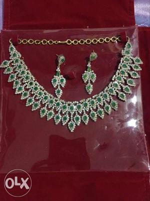 Beautiful emerald necklace with earrings