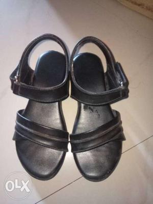 Black Rain shoes size 8 no for 3 -4 yr