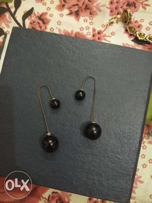 Pair F Black Pearl Earrings