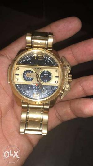 Round Gold-colored Chronograph Watch With Link Bracleet