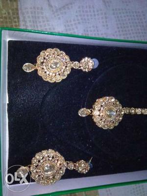 Golden earrings and maang tika set with kundan