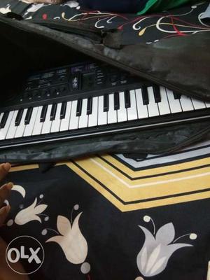 Black And White Electronic Keyboard With Bag