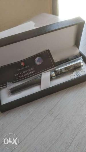 Brad new Sheaffer fountain pen with two cartridges