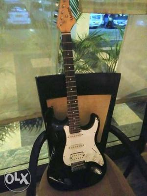 Electric guitar in good condition..black n