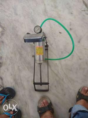 Gray And Green Hydraulic Gauge