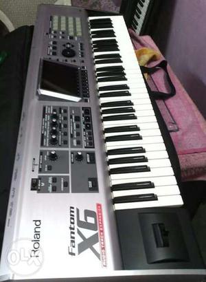 Keybourd roland fantom x-6 new condition with