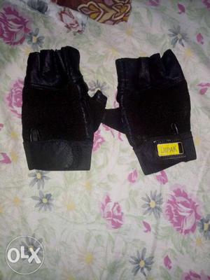 Pair Of Black gym gloves