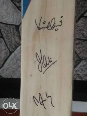 The bat as be signed by Virat Kohli, msd Dhoni,
