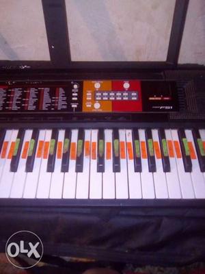 Yamaha f 51 keyboard with case