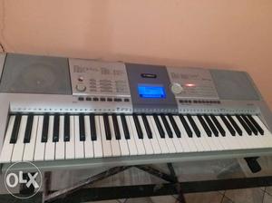 Yamaha psr 295 keyboard with bag & stand. It is
