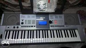 Yamaha psr i425 in new condition.