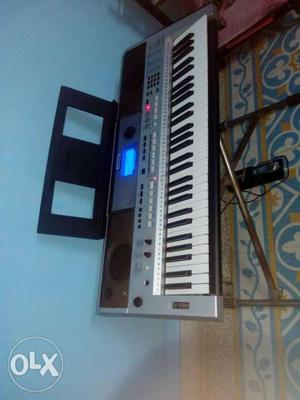 Yamaha synthesizer PSR I455 with stand &