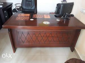 Office table in very good condition.4 ft*2.5