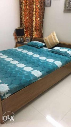 Queen size bed with storage in very good condition
