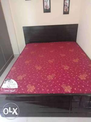 Queen size bed without storage.. with godrej coir