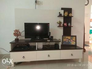 10 Months old TV unit, selling due to relocation