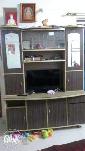 6x4.5 feet showcase cupboard with nice confition