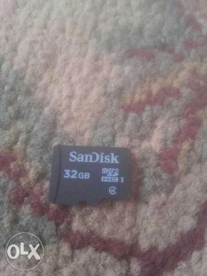Black SanDisk 32 GB Micro-SDHC Card