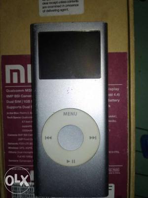 IPod shuffle 2gb in good condition with cable