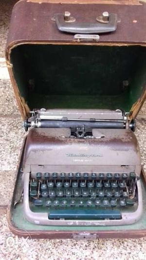 Antique vintage old working engaland mak Typewriter With