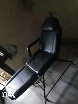 Black leather beuaty parlour chair good condition