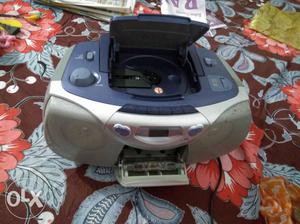 Philips cd player. Working fine.