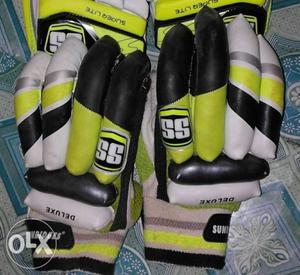 Ss right hand cricket glups good condition