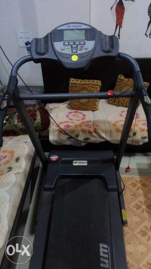Treadmill in new condition motorized 3 years old