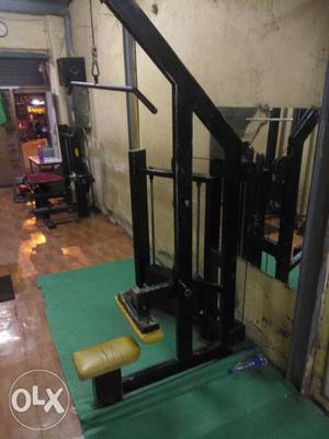 Black Lateral Pull-down Machine