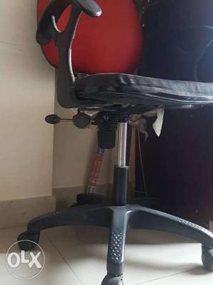 Chair with adjustable height and wheels