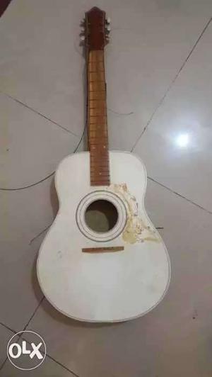 Guitar in gud condition