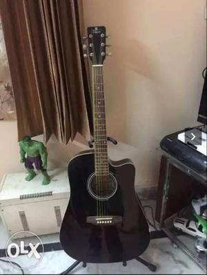 New condition guitar with extra strings pkt n