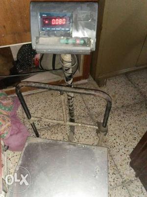 Weighing machine it can weigh up to 500 kg in a
