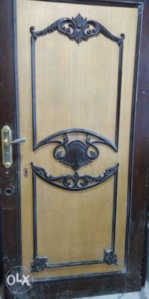 2 decorative wooden doors in good condition