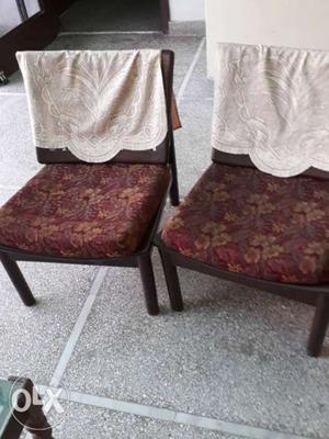 2 sitting chairs with cushion