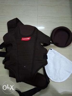 Baby carrier with head support n burp cloth.