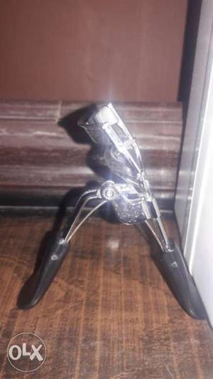 Black And Silver Eyelash Curler Bilkul new hai