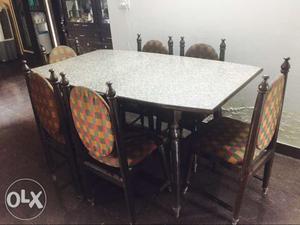 Dining set comprising of 6 cushioned chair with