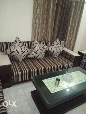 Excellent condition sofa set 3+2+2seater.only six