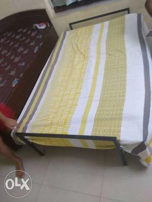 Foldable hard bed size 4x6 in good condition