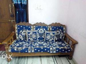 Good condition sofa set made of quality wood